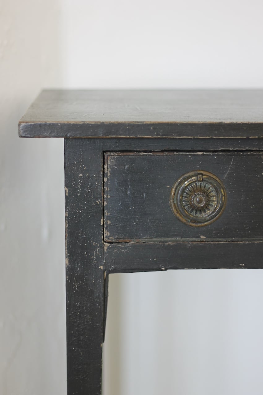 black-pretty-side-table-right