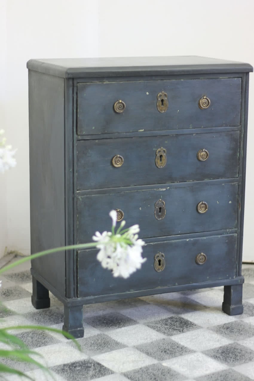 small-swedish-style-chest